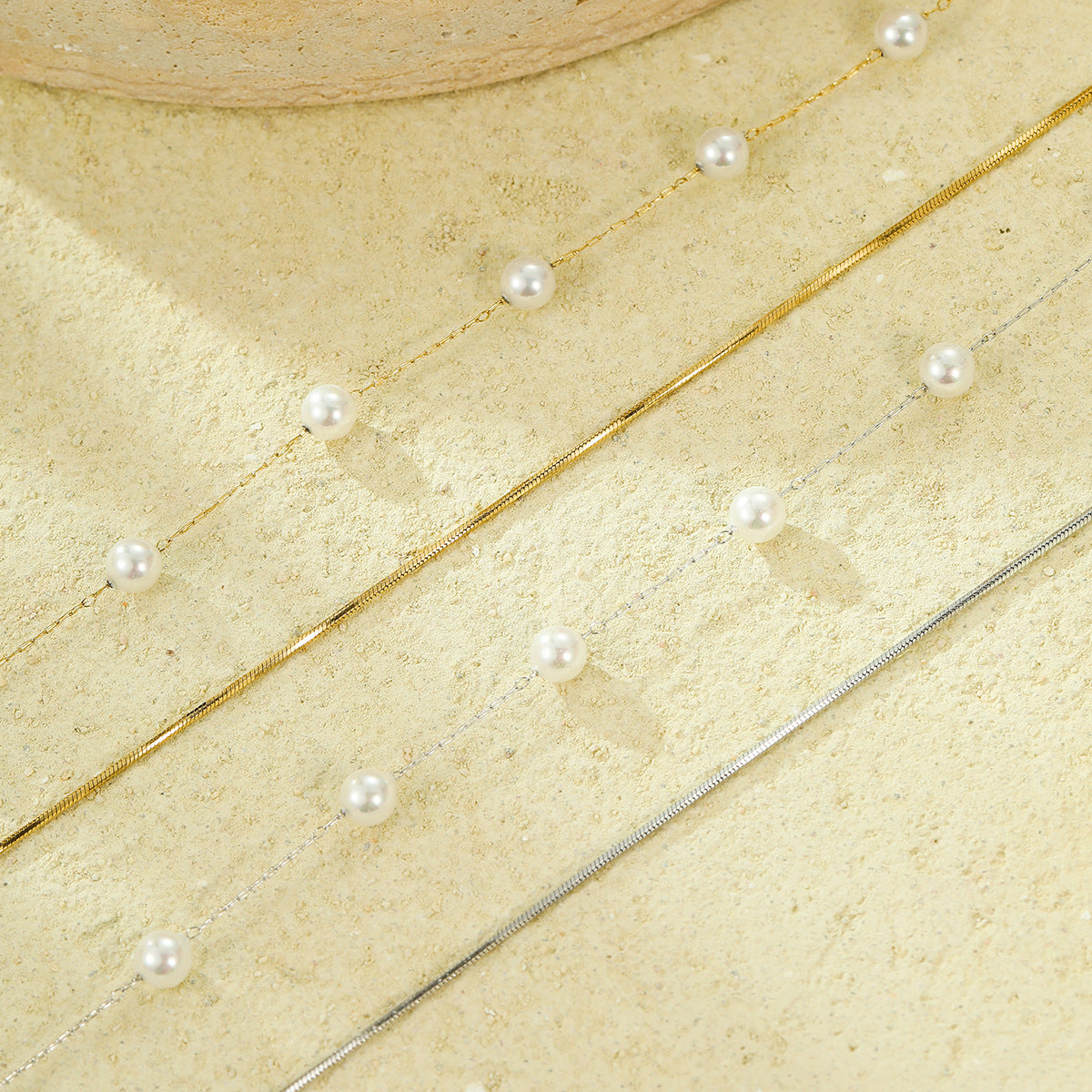 Elegante collar minimalista de cadena de serpiente de acero inoxidable para mujer con acabado chapado y elegante diseño para llevar en capas