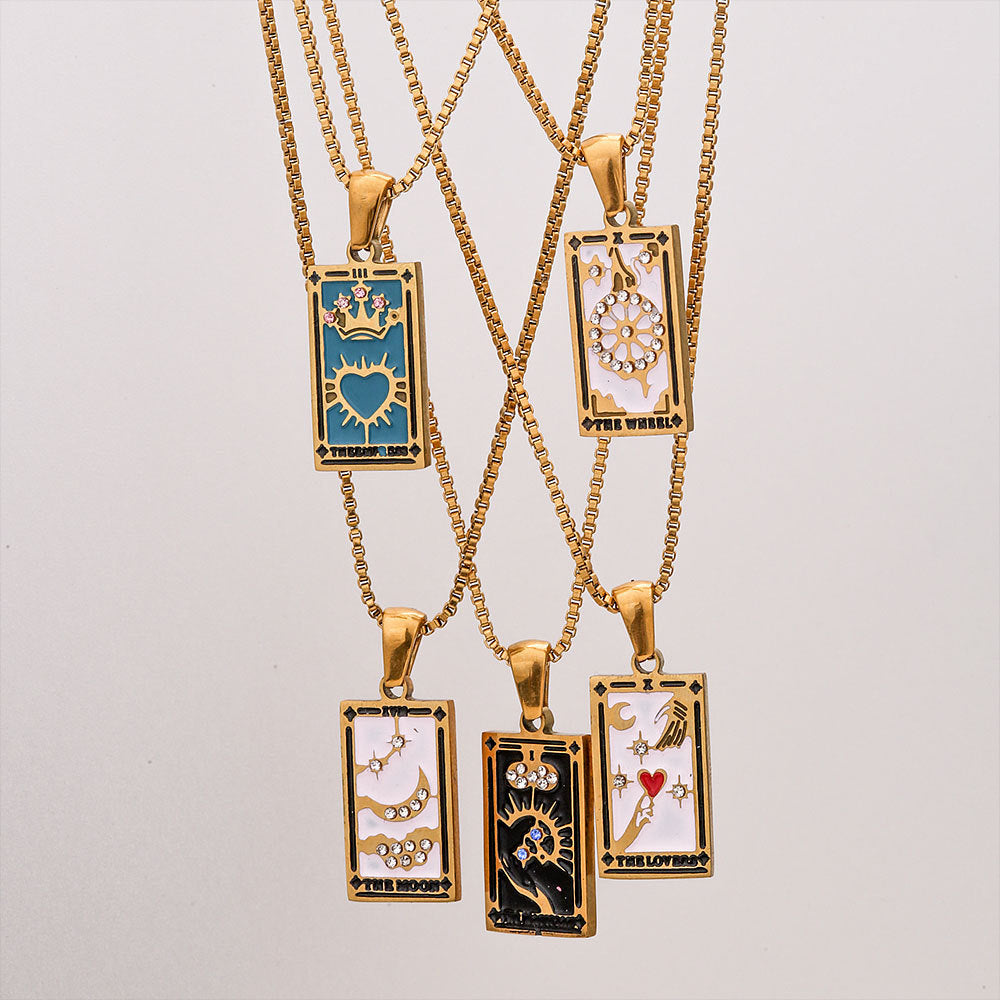 Collar con colgante de tarjeta de tarot de acero inoxidable de moda vintage con incrustaciones de diamantes de imitación y acabado esmaltado, colgante geométrico rectangular en cadena tipo box para mujer
