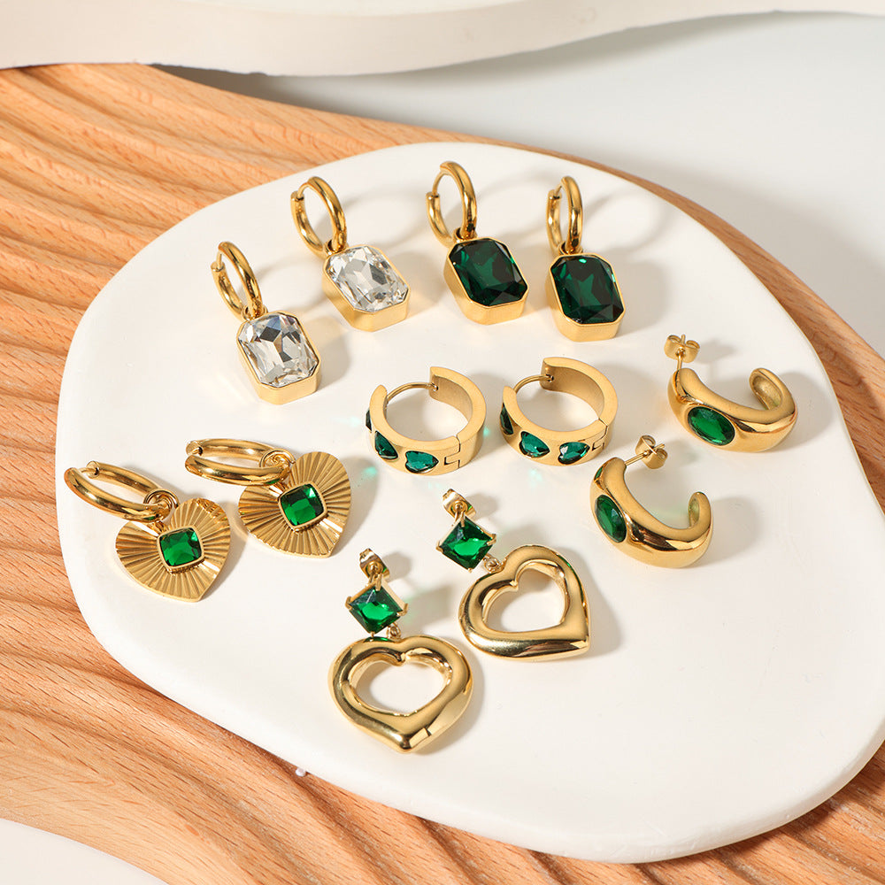 Orecchini Vintage da Donna in Acciaio al Titanio con Smeraldo Verde a Cuore, Zirconia Incastonata, Finitura Placcata e Design Elegante Minimalista