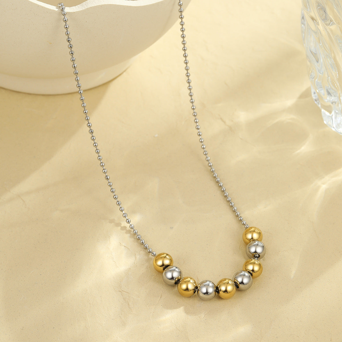 Collana da donna minimalista geometrica con perline, catena in acciaio inossidabile con medaglione e finitura placcata