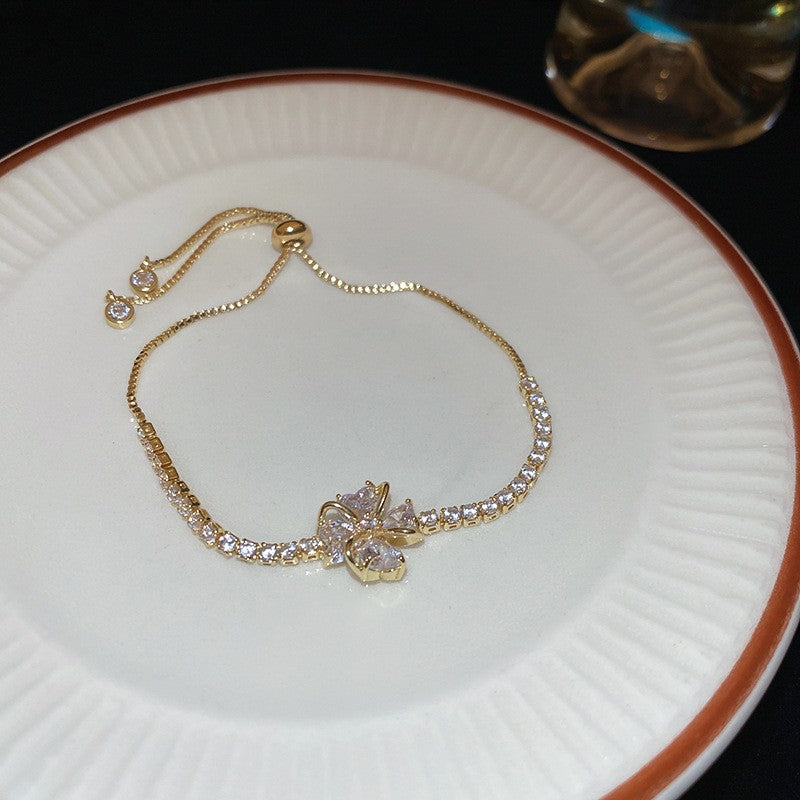 Elegante bracciale da donna con fiore geometrico e accenti in zircone, in rame placcato, stile trendy da ufficio, gioiello versatile e lussuoso per la mano