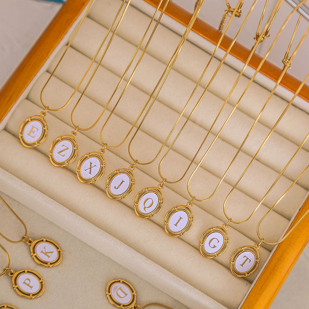 Collana con Pendente Ovale Minimalista a Forma di Lettera in Acciaio al Titanio Placcato Oro con Finitura Smaltata Unisex