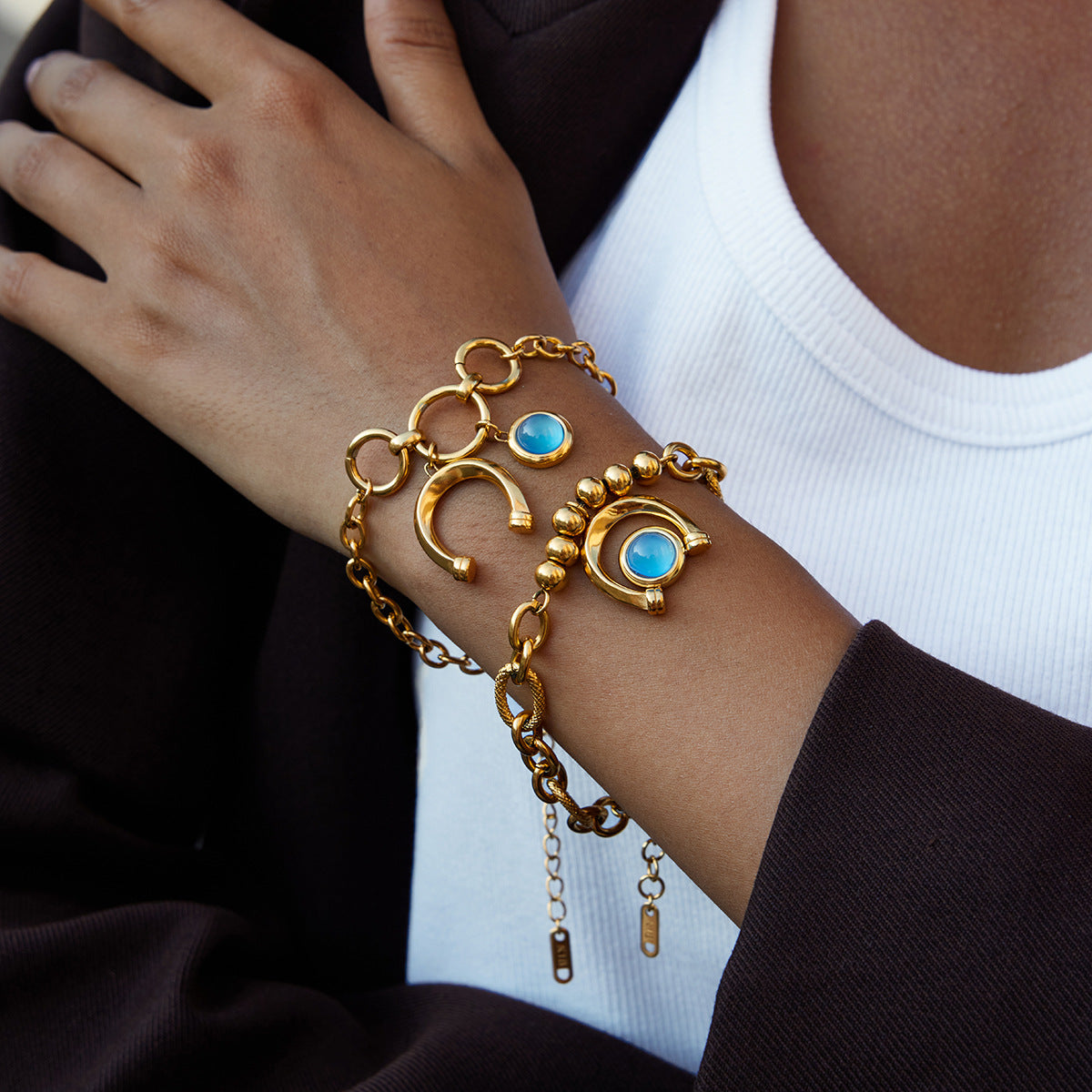Bracciale Minimalista a Ferro di Cavallo in Acciaio al Titanio con Intarsio in Resina Blu da Donna