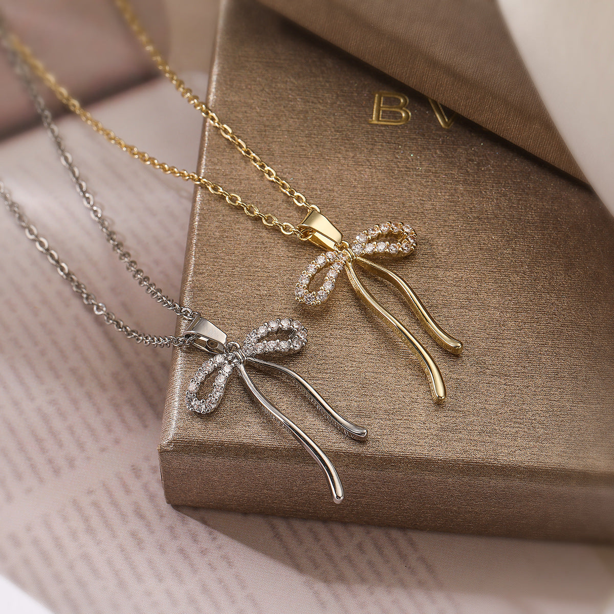 Collana pendente minimalista a forma di fiocco in rame con placcatura in oro vero e zirconi per donna