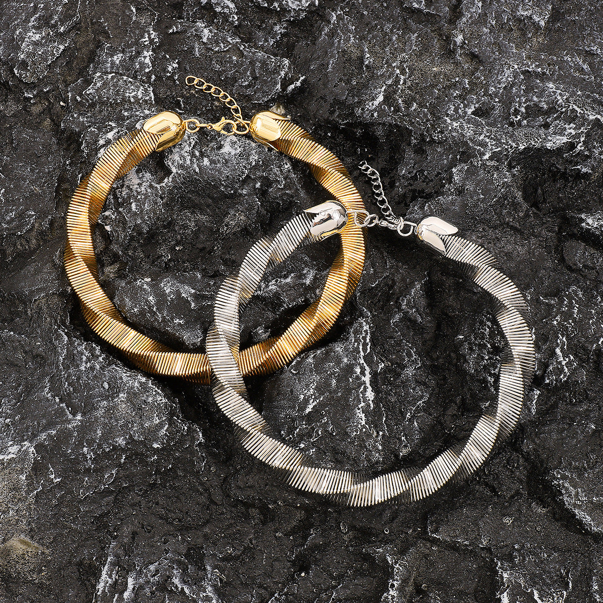 Collana da donna con corda attorcigliata geometrica spigolosa, finitura galvanica e estetica a onda fredda