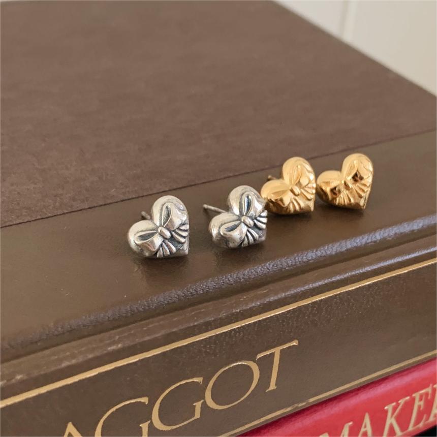 Orecchini a perno minimalisti a forma di cuore con fiocco in argento Sterling 925 placcato