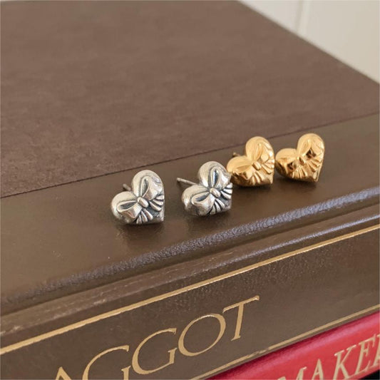 Orecchini a perno minimalisti a forma di cuore con fiocco in argento Sterling 925 placcato