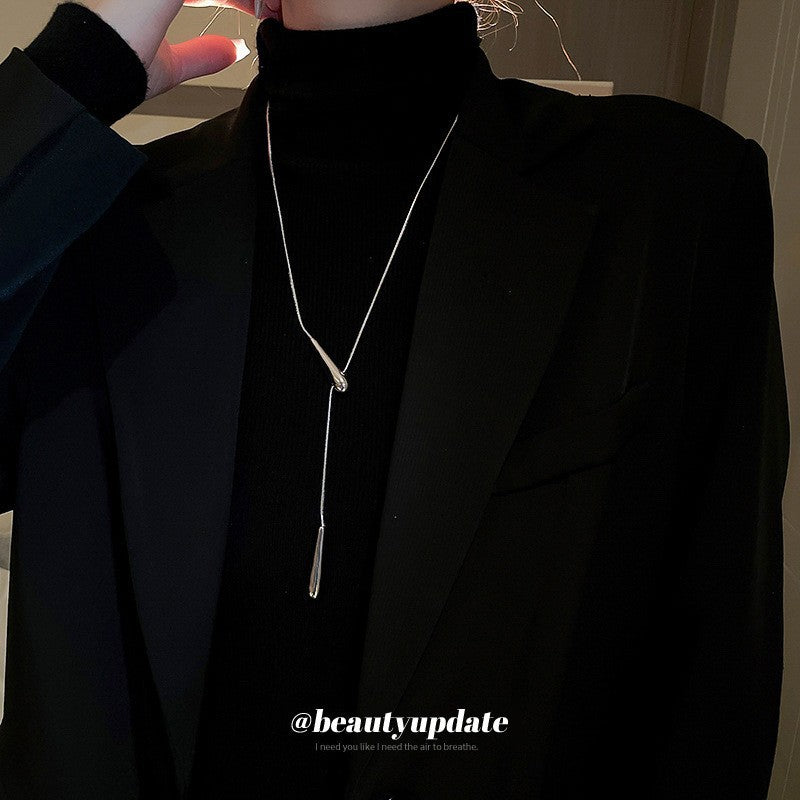 Collana con Pendente Geometrico Minimalista da Donna in Lega con Finitura Elettroplaccata — Catena Leggera per Maglione, Accessorio di Lusso Versatile
