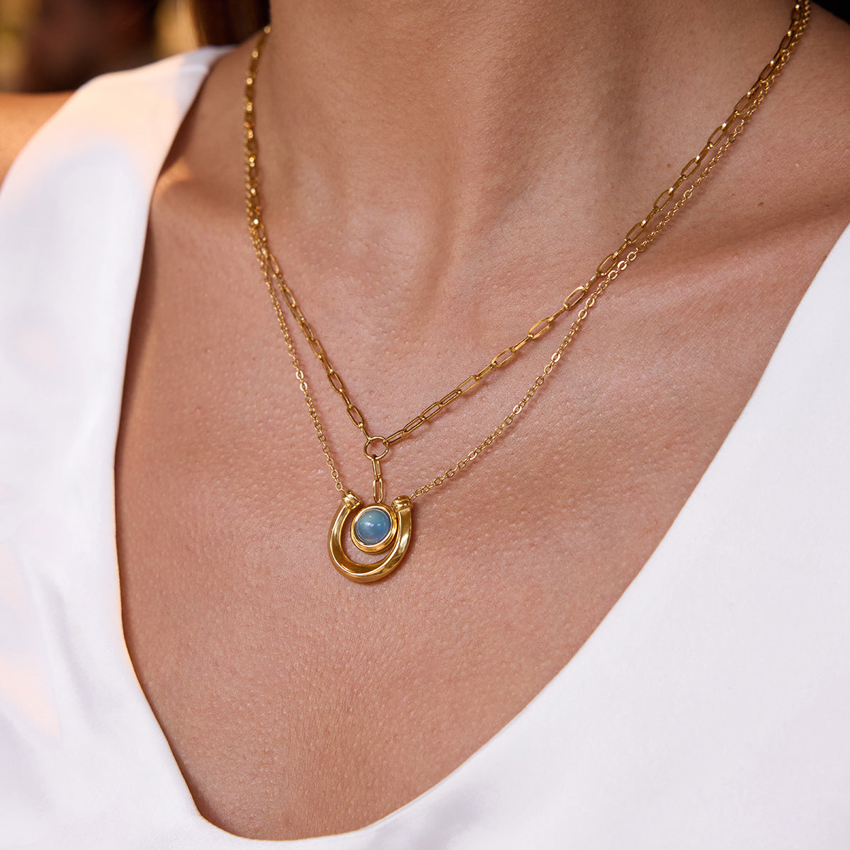 Elegante collar con colgante geométrico de temática ecuestre en acero de titanio con acabado chapado para mujer