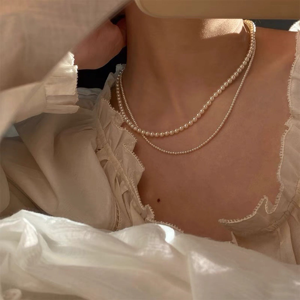 Elegante collar de clavícula de perlas barrocas para mujer con colgante de nácar, acabado chapado, cadena tipo O, textura ligera al agua, longitud corta