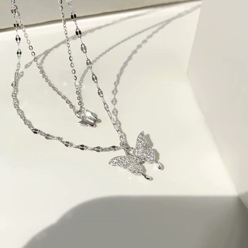 Collana con pendente a farfalla da donna con design a doppio strato in lega e finitura galvanizzata