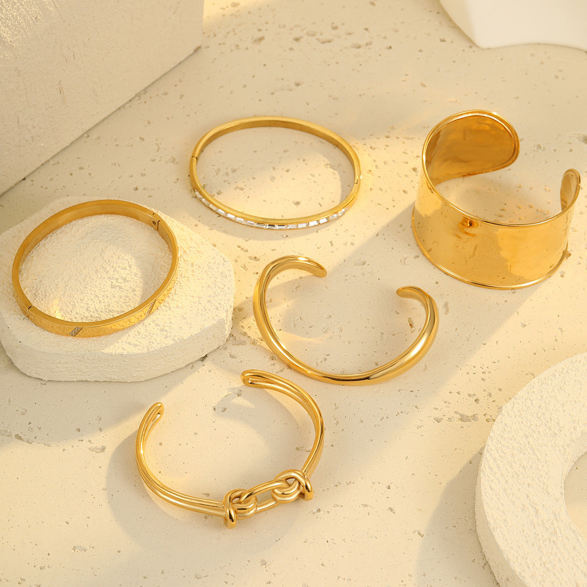 Bracciale da donna in acciaio di titanio con intarsi in strass, alla moda e geometrico