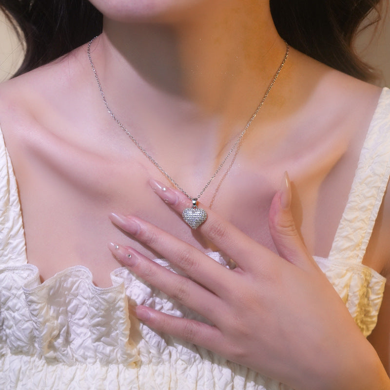 Elegante parure girocollo da donna con ciondolo a cuore in acciaio al titanio con zirconi micropavé, finitura placcata ipoallergenica, catena a croce