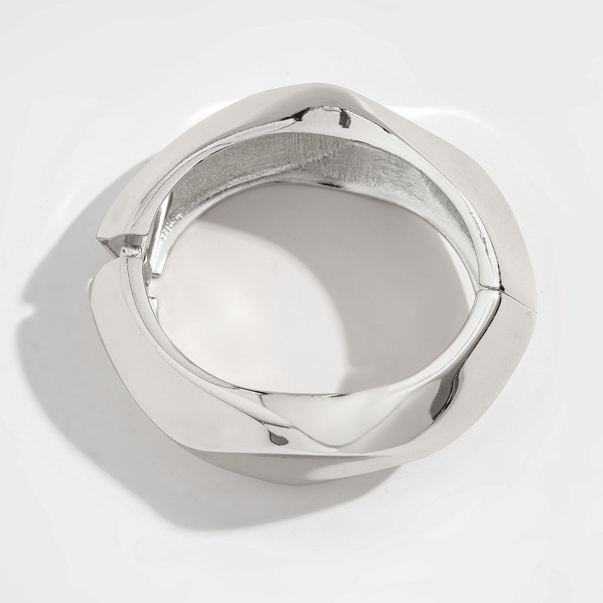 Pulsera de metal ancha ondulada irregular exagerada con diseño de muelle pulido y líneas geométricas