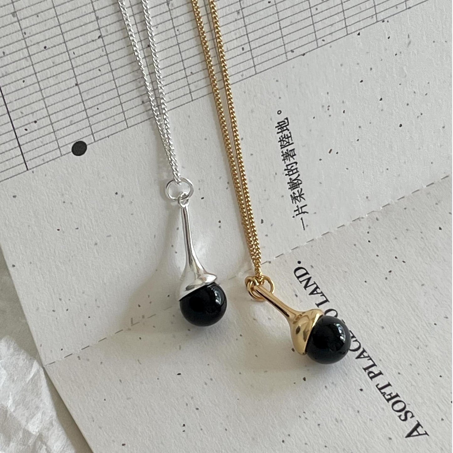 Collar Minimalista Geométrico de Ónice Negro en Plata de Ley 925 con Baño de Oro en Cadena de Cruz