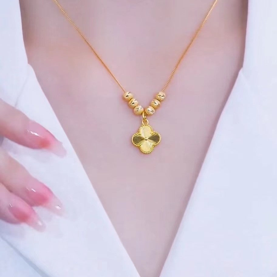 Collana da uomo con ciondolo a trifoglio dalla forma irregolare, design originale, in acciaio al titanio con finitura placcata