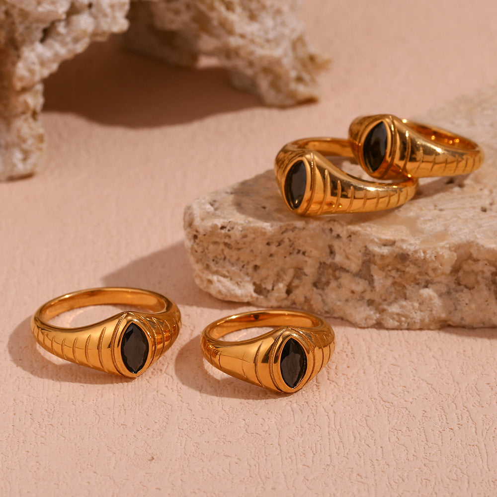Anello da donna alla moda, vintage, geometrico, in acciaio al titanio placcato oro 18 carati con zircone nero a marquise