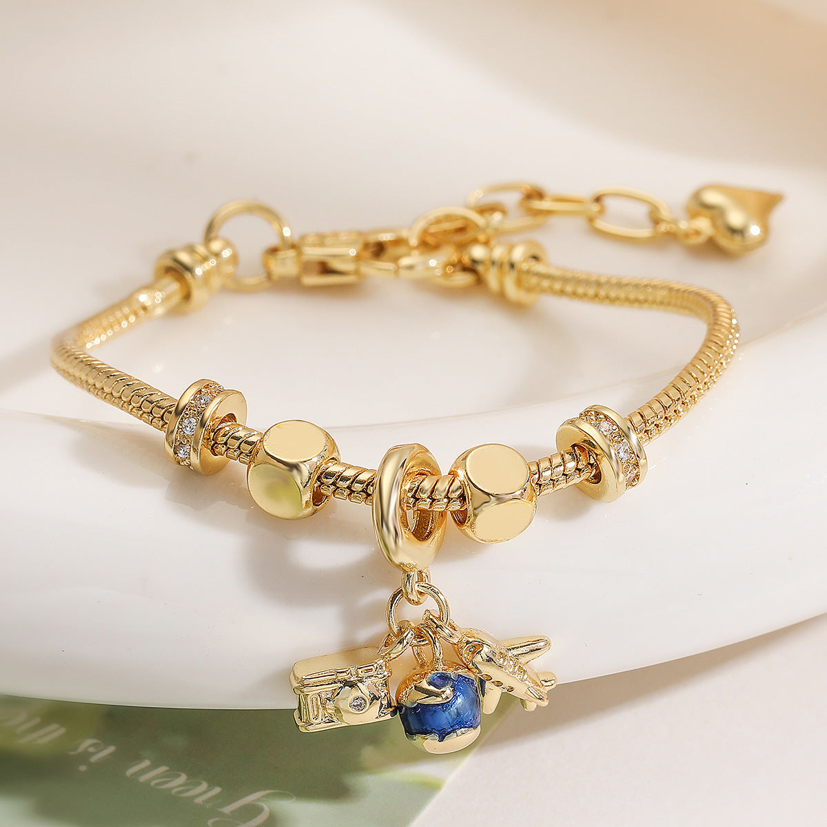 Bracciale minimalista da donna in rame a forma di aeroplano con placcatura in oro 18 carati e finitura smaltata