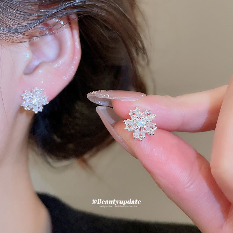 Eleganti Orecchini a Lobo Floreali con Zirconia in Rame con Perni in Acciaio per Donna