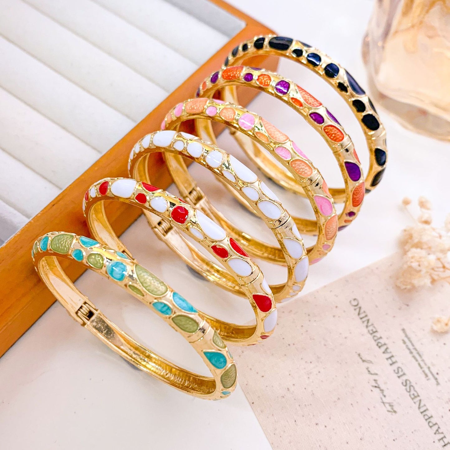 Bracciale in lega smaltato a pois alla moda con intarsio di strass