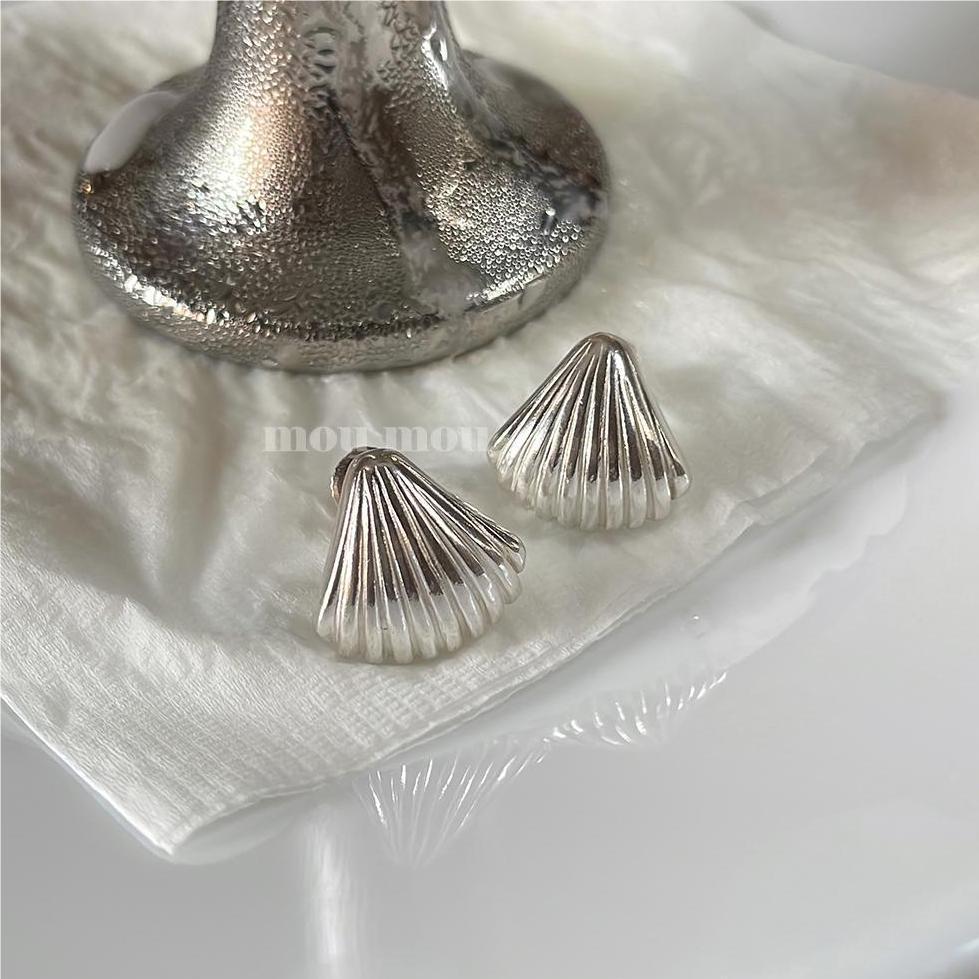 Sweet Minimalist Water-Drop Shaped 925 Sterling Silver Ear Studs with Pearl Inlay and Shell Motif