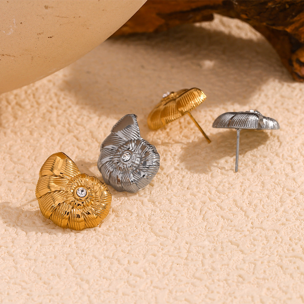 Orecchini da donna in acciaio inossidabile a forma di conchiglia geometrica in stile vintage, placcati in oro 18 carati e decorati con strass