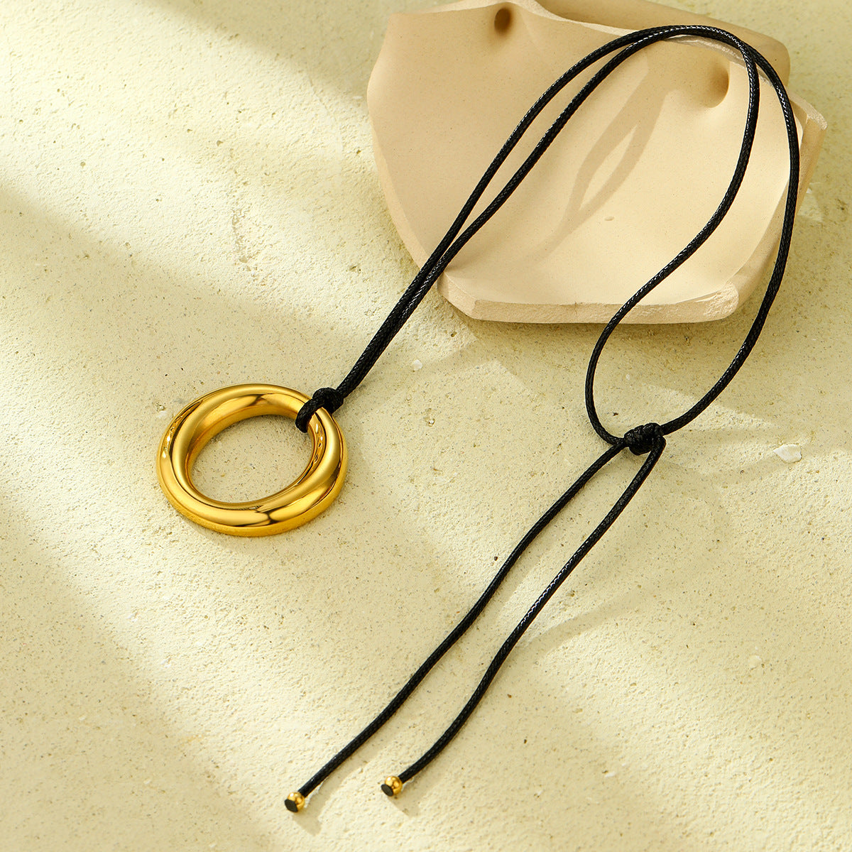 Collar Colgante Corazón Hueco Minimalista para Mujer en Acero Inoxidable con Acabado Chapado en Cordón de Cera Negra Ajustable