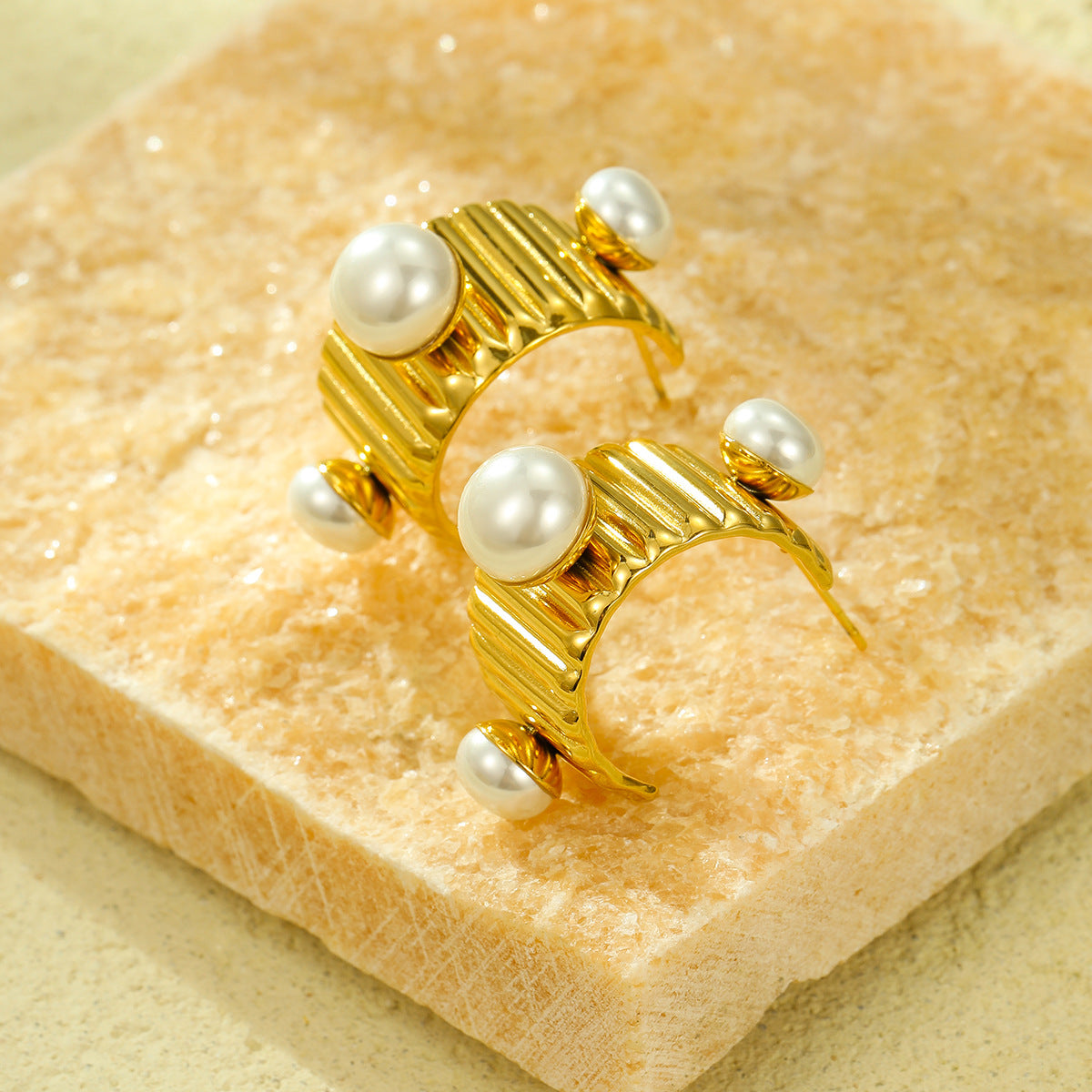 Aretes de acero inoxidable con forma de C, estilo francés vintage, con baño de oro de 18K y detalles de perlas