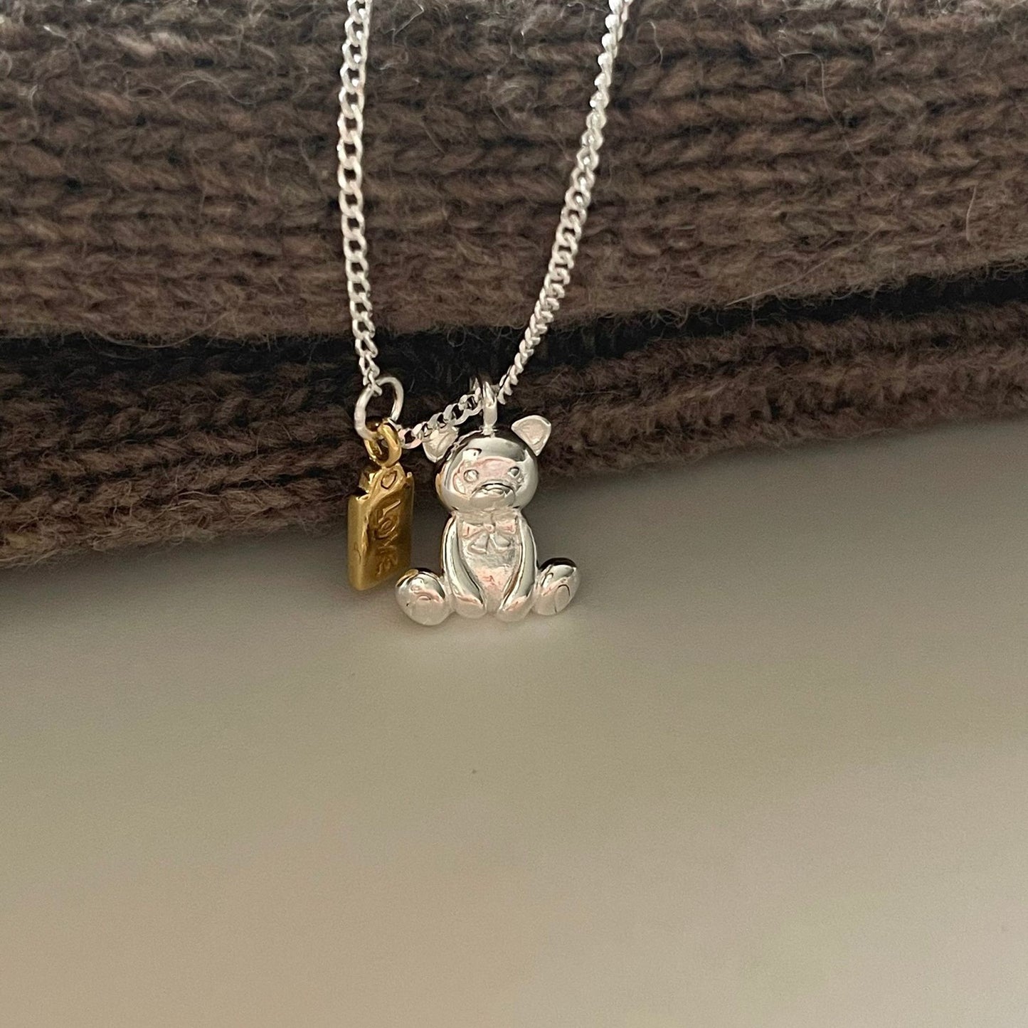 Collar con Colgante de Oso Minimalista Vintage en Plata de Ley 925 con Diseño Geométrico y Redondo