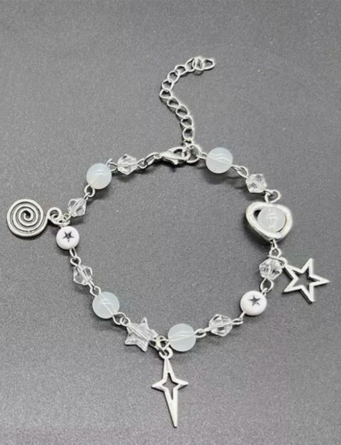 Bracciale da donna minimalista con perline a forma di cuore e stella, impreziosito da cristalli e catena in metallo placcato