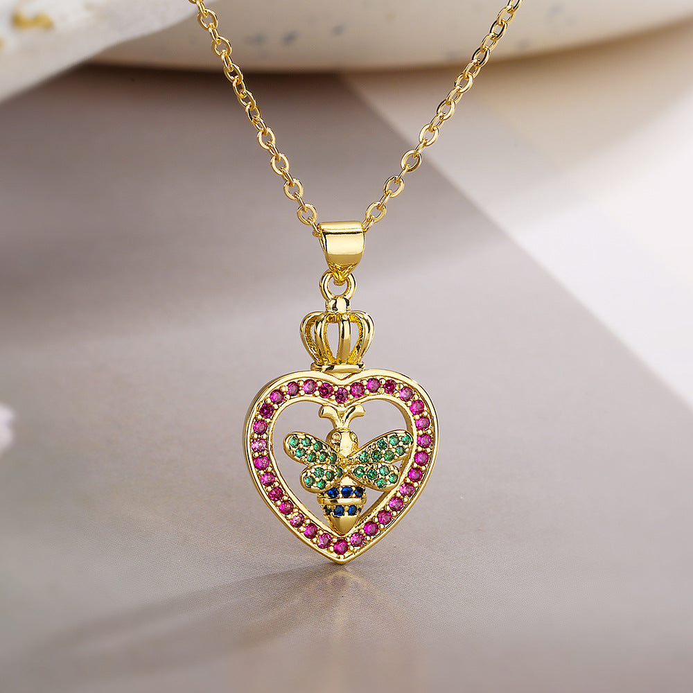 Collana Pendente Minimalista Ape e Cuore da Donna con Base in Rame Placcata in Oro Vero e Intarsio in Zirconi