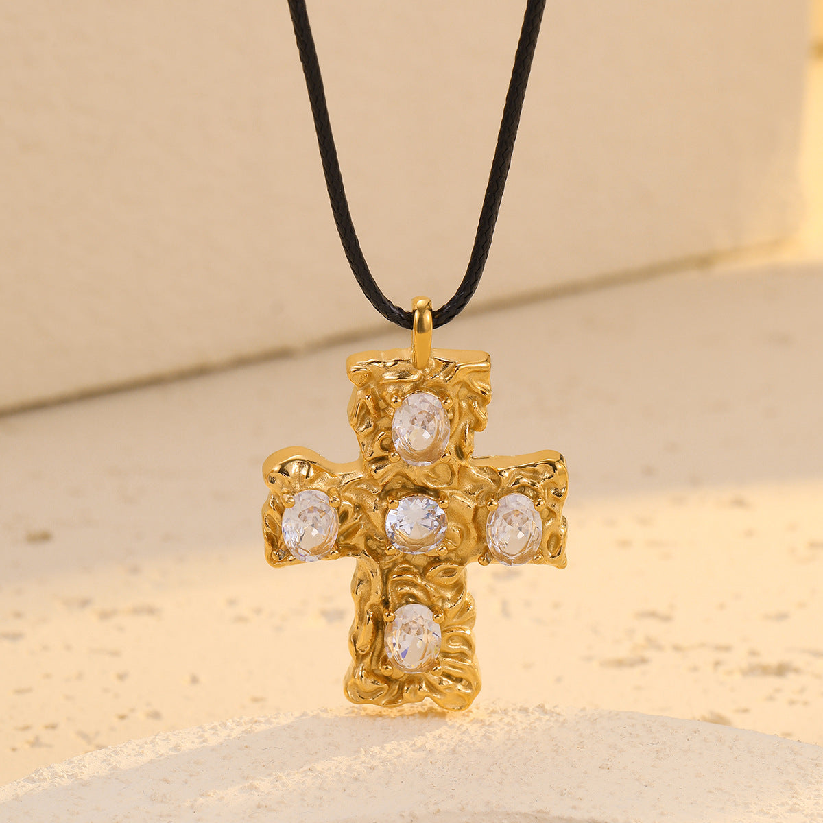 Collar con Colgante de Cruz Minimalista de Acero Inoxidable con Incrustaciones de Pedrería y Acabado Chapado para Mujer