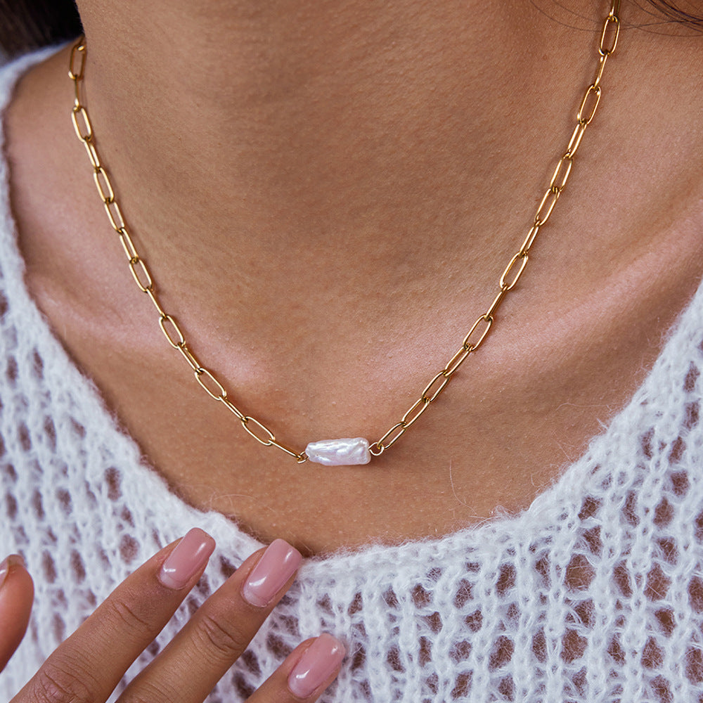 Collar minimalista de acero inoxidable con forma de clip, colgante de perla cultivada y detalles de pedrería para mujer
