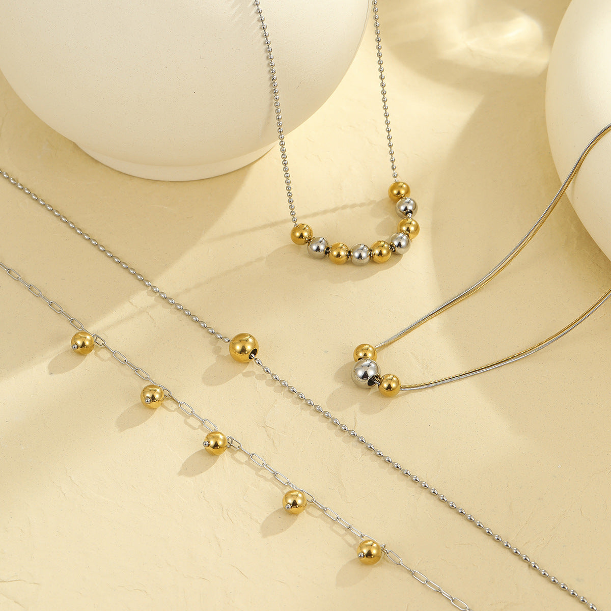 Collana da donna minimalista geometrica con perline, catena in acciaio inossidabile con medaglione e finitura placcata