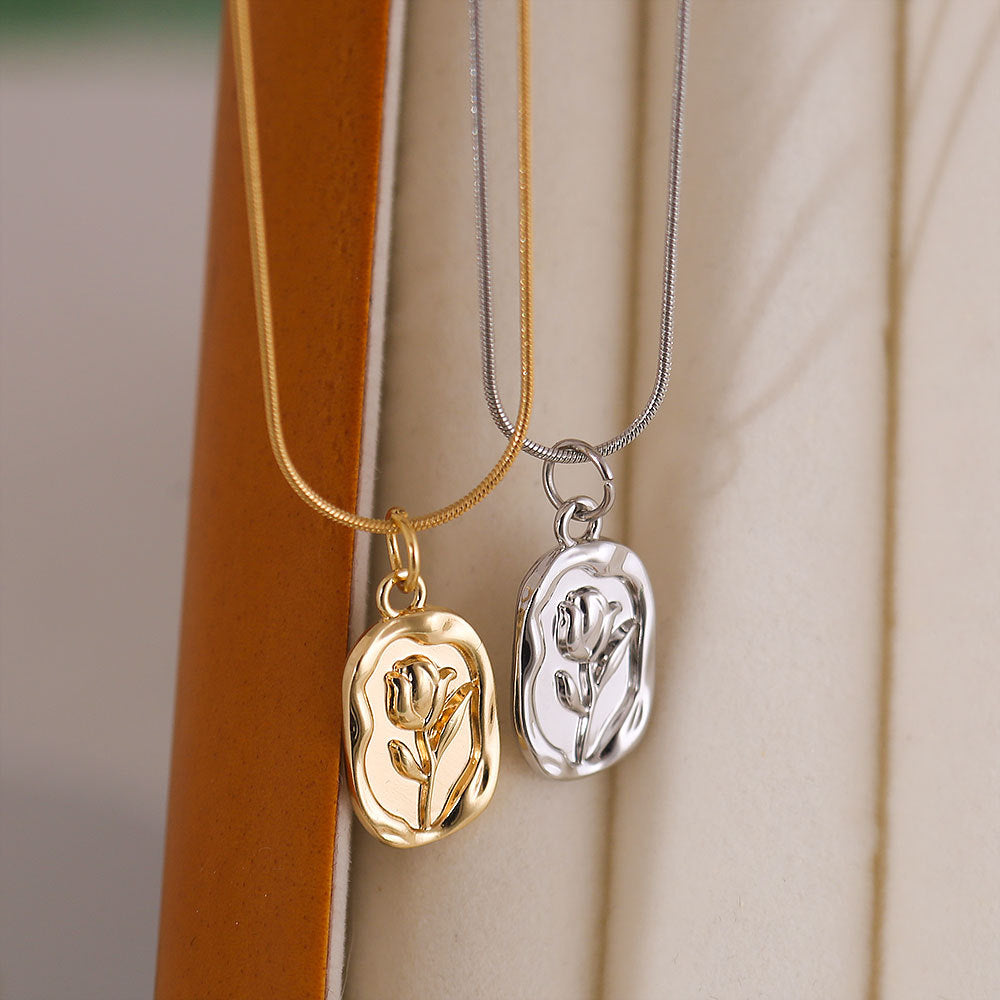 Collana pendente vintage a tulipano e rosa francesi in acciaio al titanio con placcatura in oro 18 carati su catena a serpente