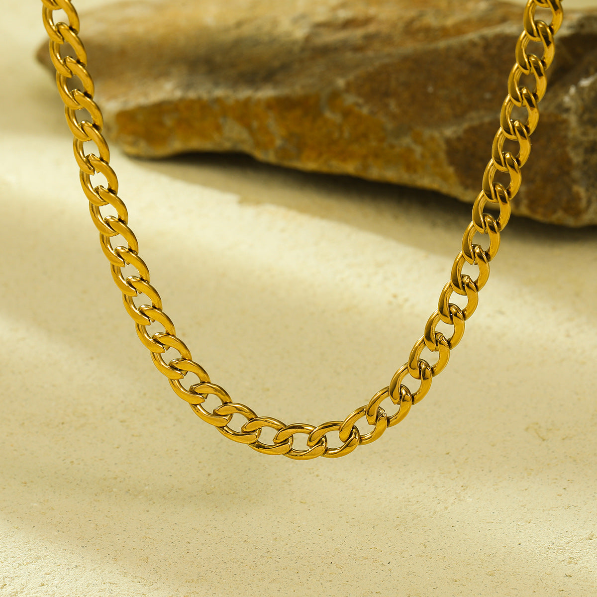 Collar de clavícula minimalista de titanio y acero chapado en oro estilo francés vintage para mujer con acabado pulido
