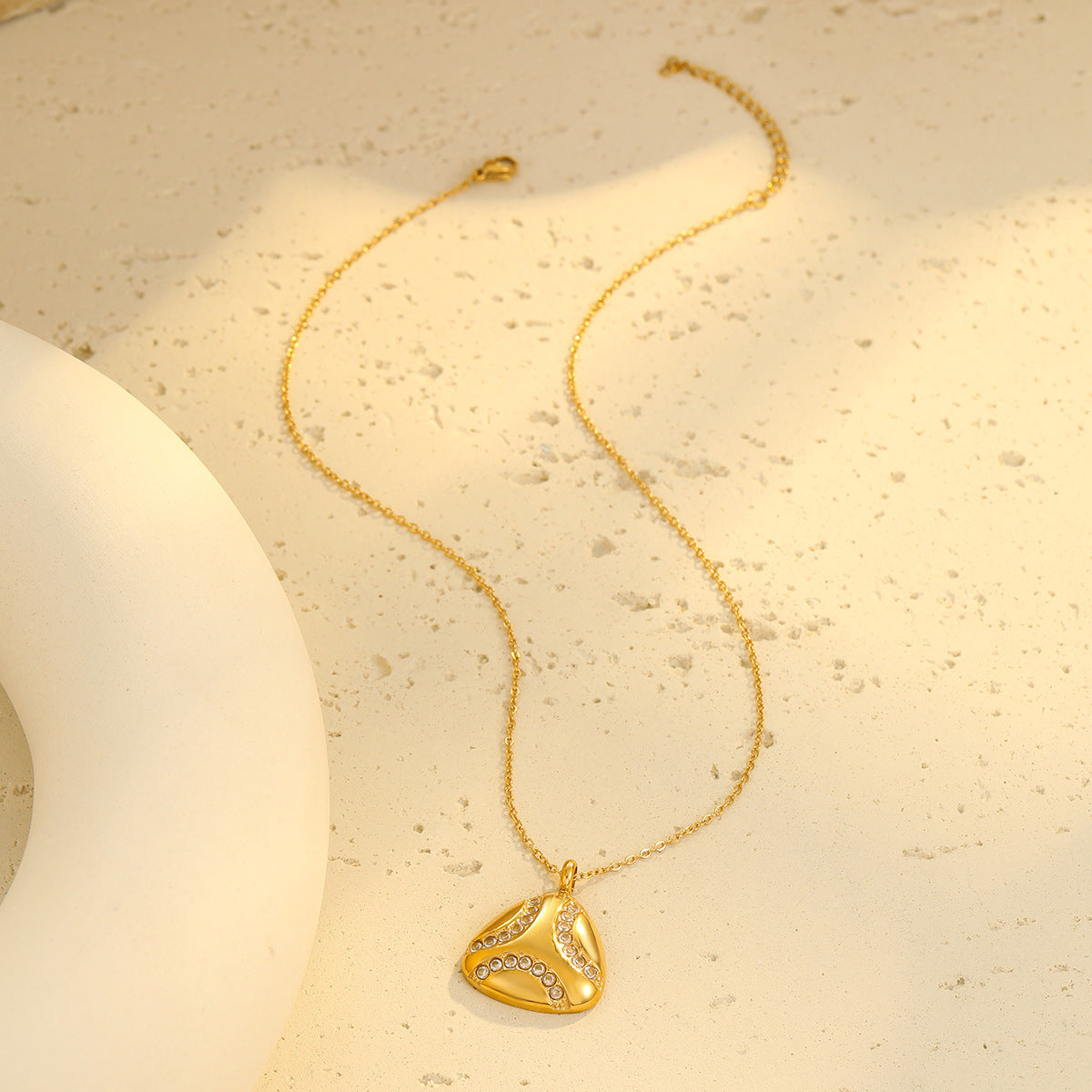 Conjunto de collar y pendientes de acero inoxidable con forma de corazón a la moda con chapado en oro de 18 quilates para mujer