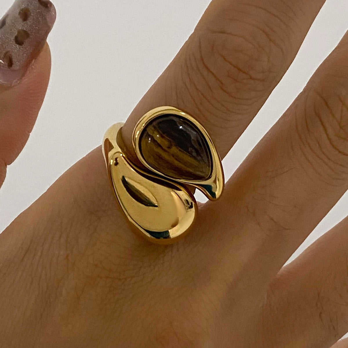 Anillo minimalista geométrico de acero inoxidable con chapado de acero de titanio y ojo de tigre para mujer