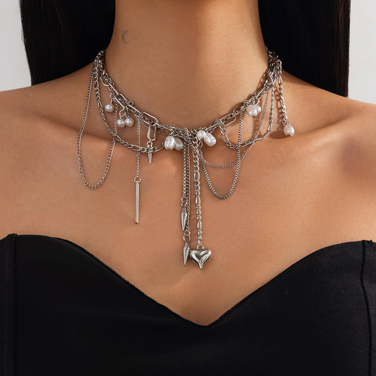 Collar con colgante en forma de corazón con remaches, dulce y atrevido, para mujer, de aleación y acero inoxidable, acabado galvanizado, detalle de borla, cadena de caja