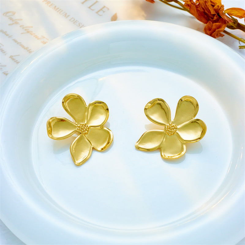 Pendientes minimalistas de acero de titanio con forma de flor irregular de cinco pétalos y acabado chapado para mujer