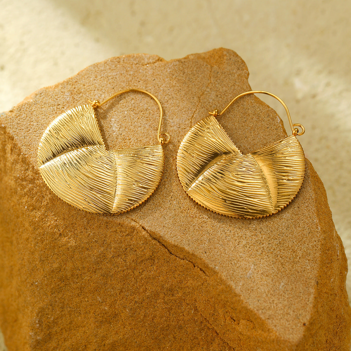 Pendientes de moda de oro chapado en acero inoxidable geométricos vintage con diseño plisado texturizado para mujer