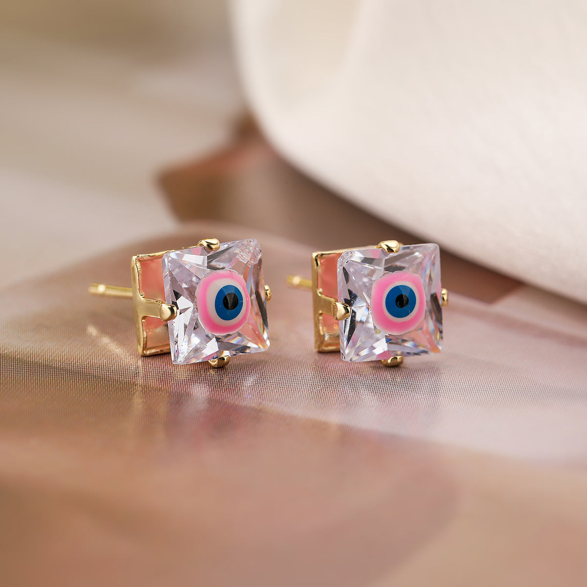 Orecchini a perno geometrici minimalisti con occhio di Horus in rame placcato oro 18K e finitura smaltata