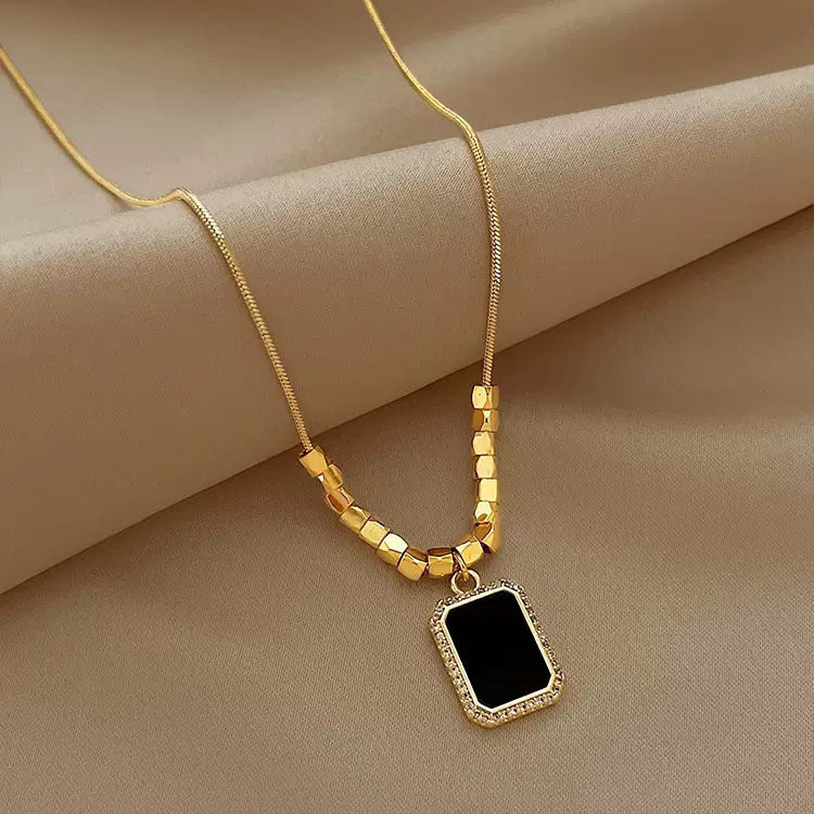 Collar con colgante minimalista de acero de titanio negro para mujer con incrustaciones de diamantes de imitación, delicada cadena de clavícula para primavera y verano