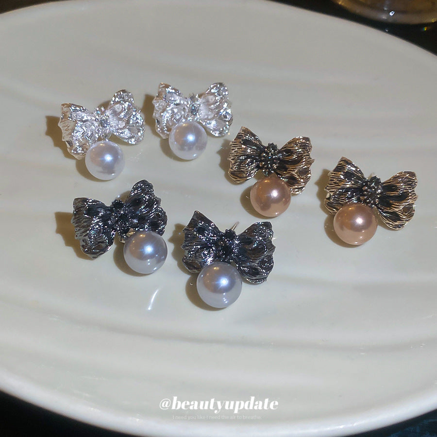 Pendientes de aleación con forma de lazo Retro Chic con detalles de perlas y baño de oro para mujer