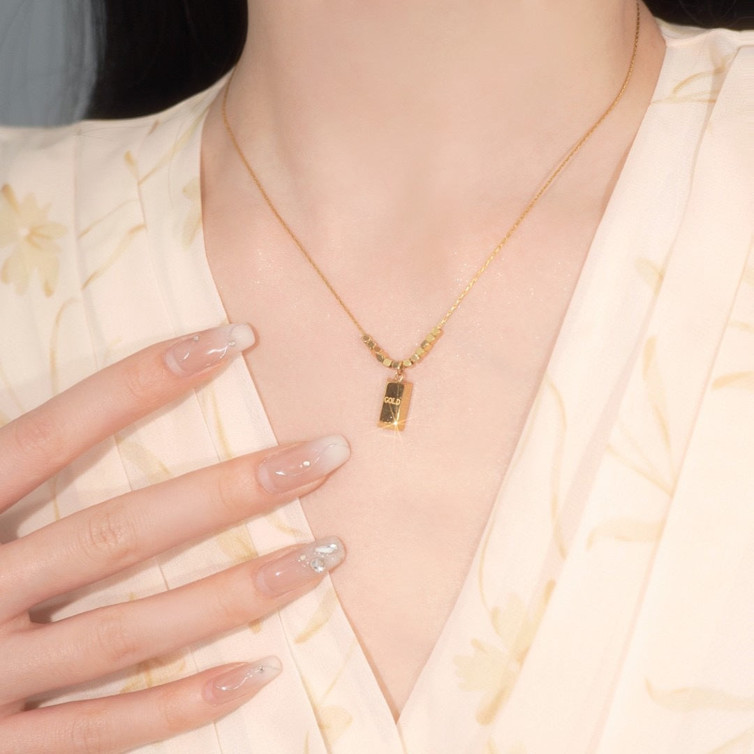 Collar minimalista geométrico con colgante cuadrado de acero de titanio chapado en oro para mujer