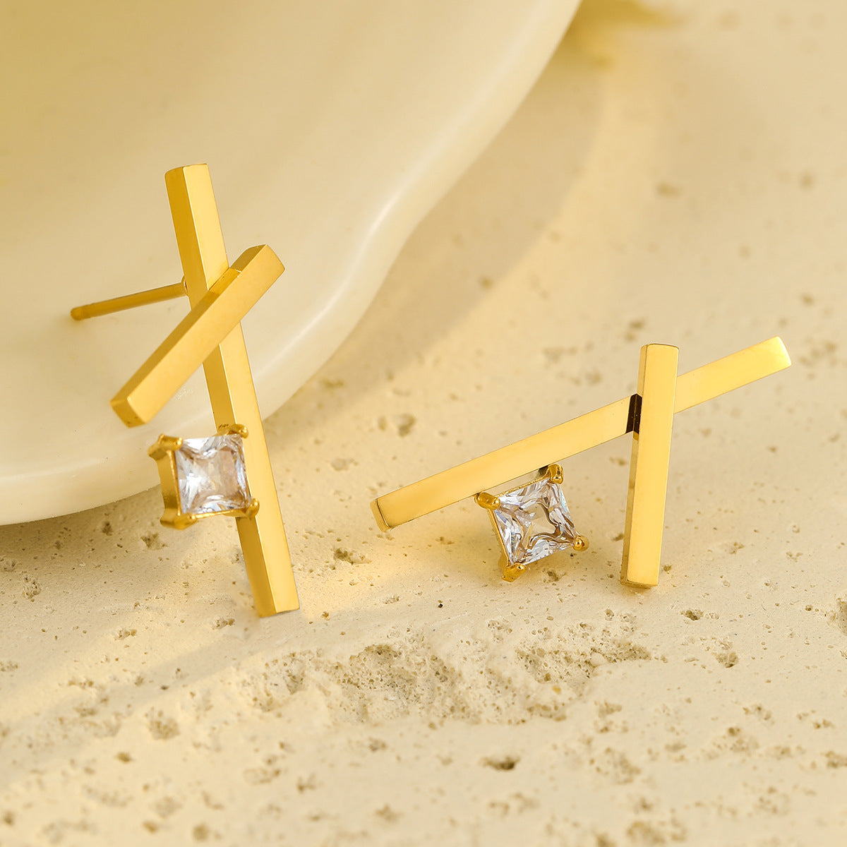 Orecchini a perno con zirconi a croce minimalisti in acciaio inossidabile da donna, con finitura galvanica e design geometrico