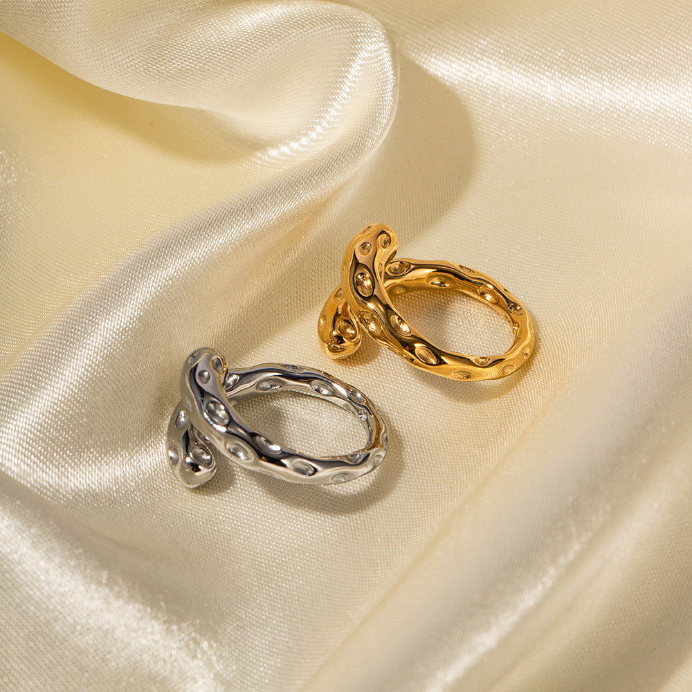 Anello Vintage da Donna Francese con Texture Martellata in Acciaio al Titanio Placcato Oro 18K Design Geometrico