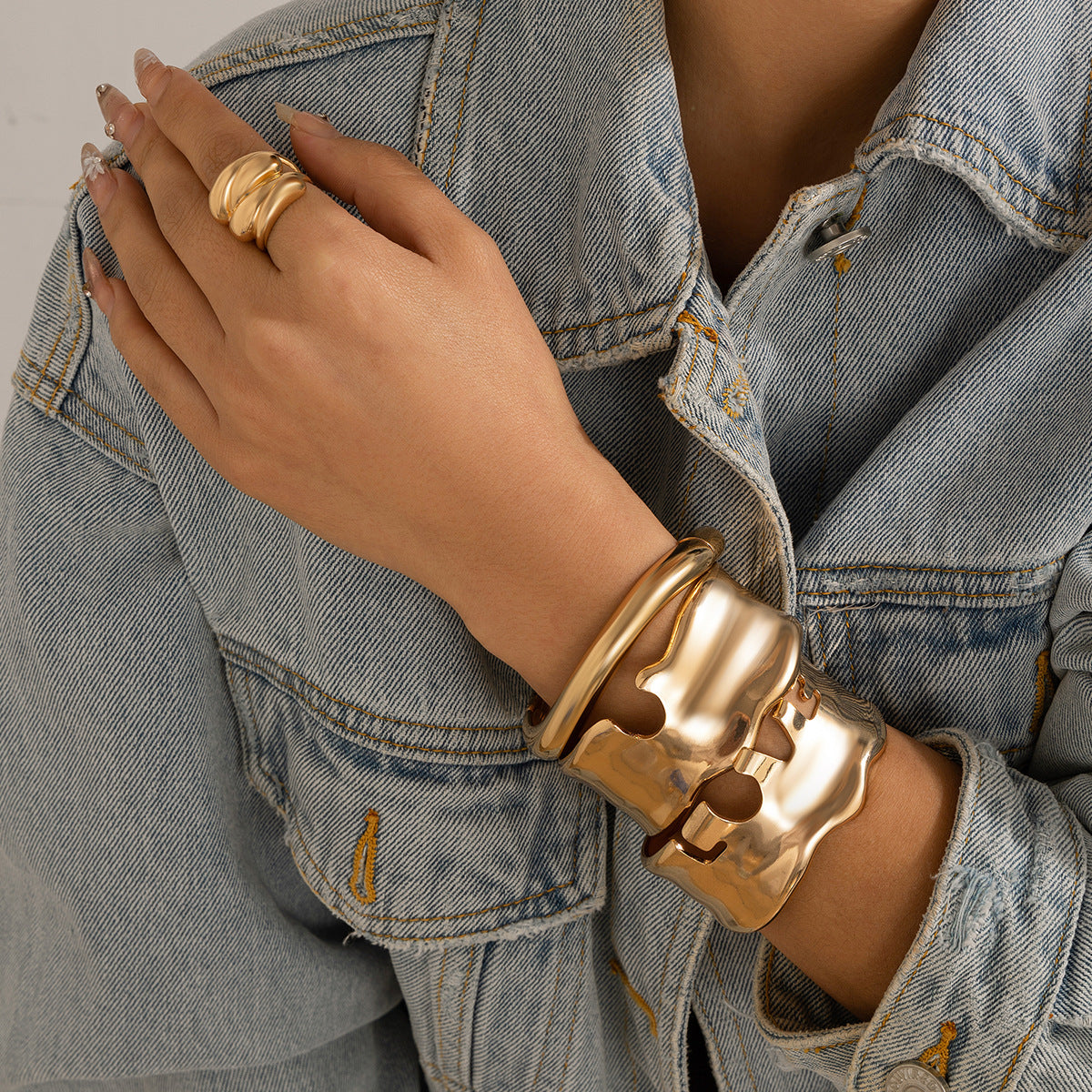 Pulsera inspirada en aleación texturizada asimétrica en forma de V con acabado chapado para mujer