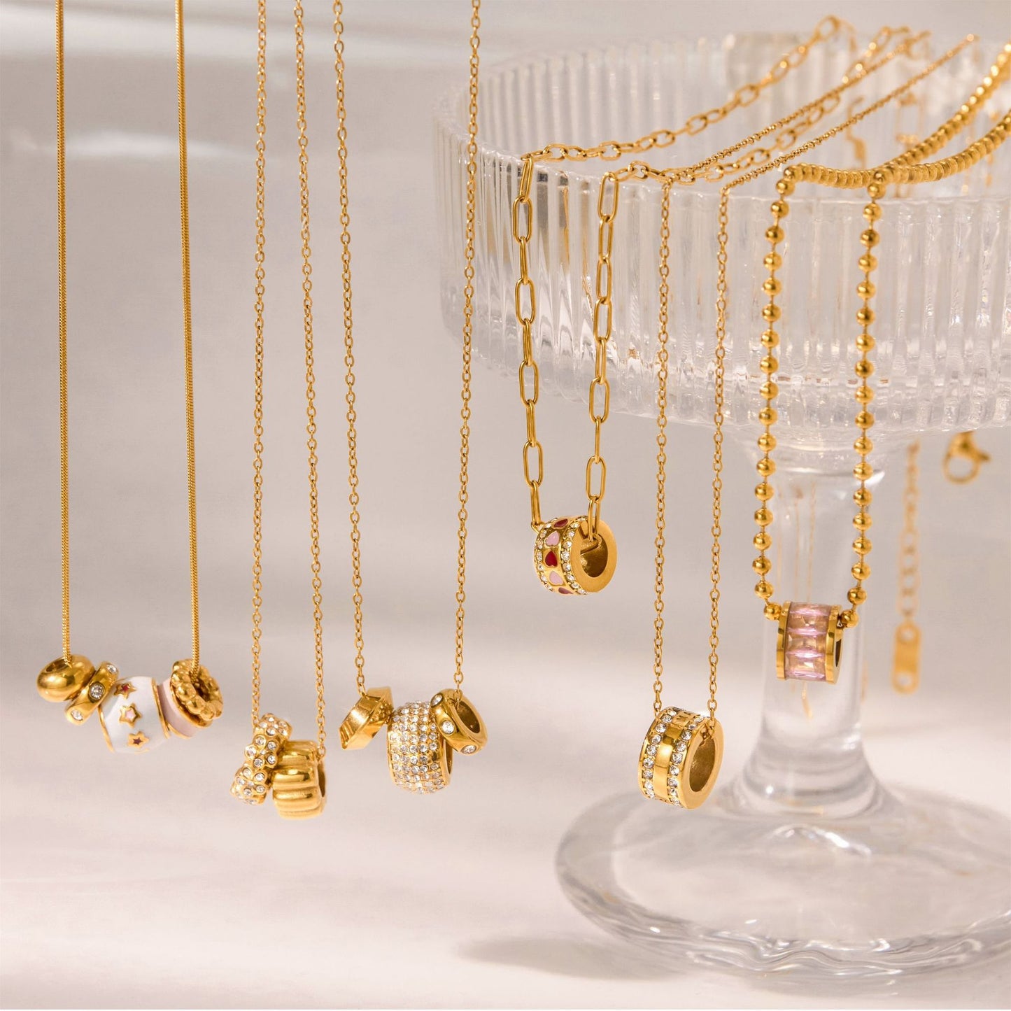Collana con Ciondolo Geometrico Minimalista in Acciaio al Titanio Placcato per Donna