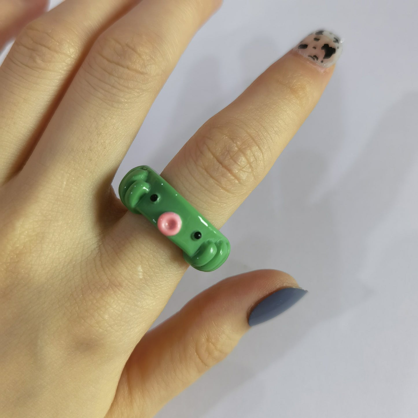 Anillo de rana de resina estilo vintage dulce y fresco para mujer